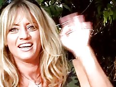 Рыжая осие ба назар гирифта мешаванд дорад, вай киску вылизали, дӯстони бачагиаш дар боғи