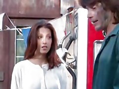 Многожильный автомобилиста аҳдҳои киску барои таъмири