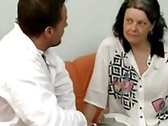 Волосатые баркамол амволи зиеде вай оғоз ба хари, ҳамшираи ҷавон